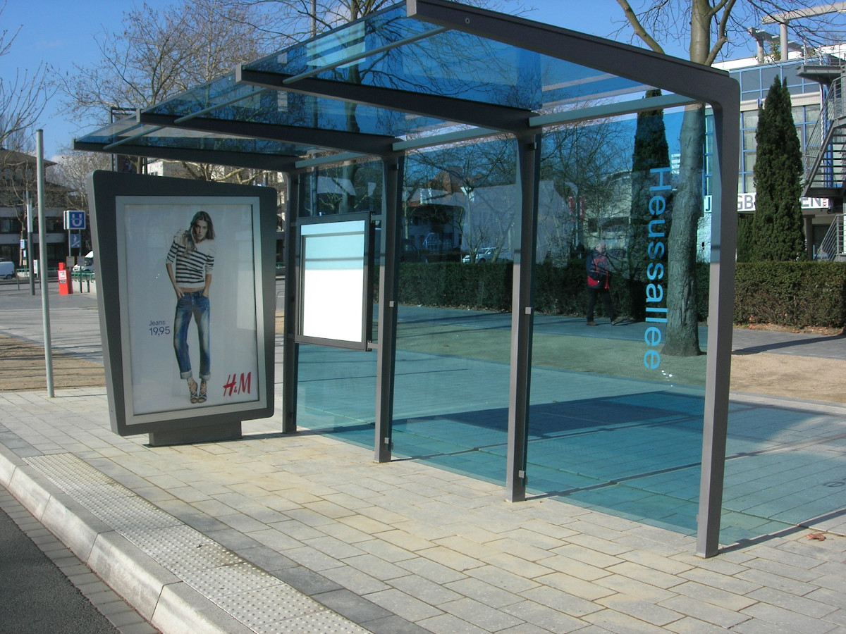 Bonn Wartehallen mit Werbevitinen