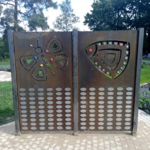 Modell IP-10 Urnengrab am Schmetterlingsgarten, Cortenstahlplatten
